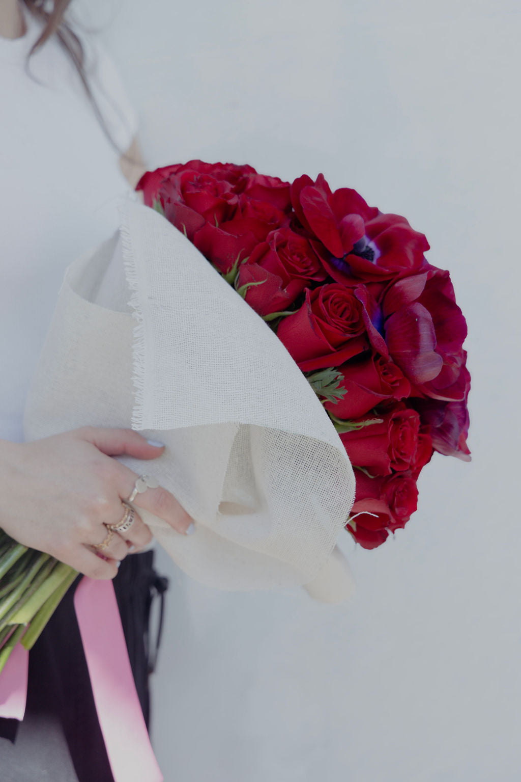 Ramo Camille con rosas y anémonas